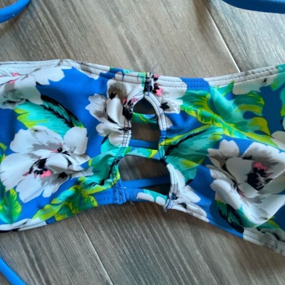 Hollister blue floral bikini top size L - Picture 2 of 4